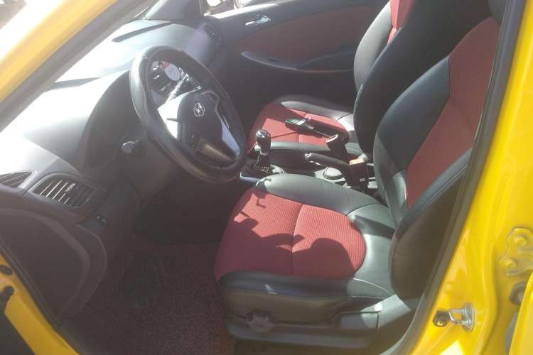 Used Hyundai Verna (older generation) 2011 Hatchback 1.4L Manual STYLE Model Left Front Seat