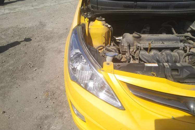 Used Hyundai Verna (older generation) 2011 Hatchback 1.4L Manual STYLE Model Right Front Headlight