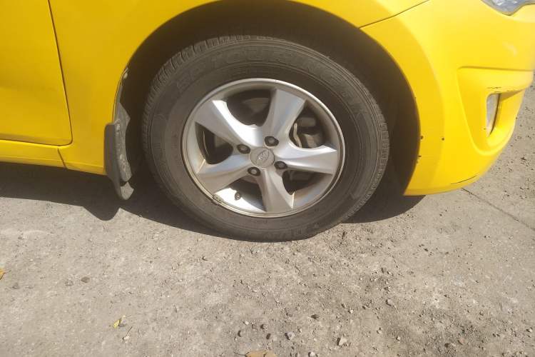 Used Hyundai Verna (older generation) 2011 Hatchback 1.4L Manual STYLE Model Right Front Wheel Hub