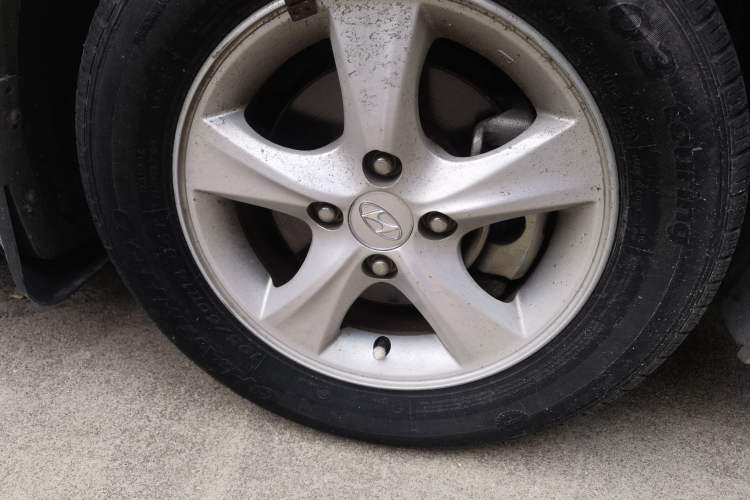 Used Hyundai Verna (older generation) 2011 Hatchback 1.4L Automatic Fashion GT Right Front Wheel Hub