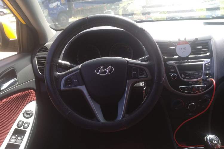 Used Hyundai Verna (older generation) 2011 Hatchback 1.4L Manual STYLE Model Steering Wheel