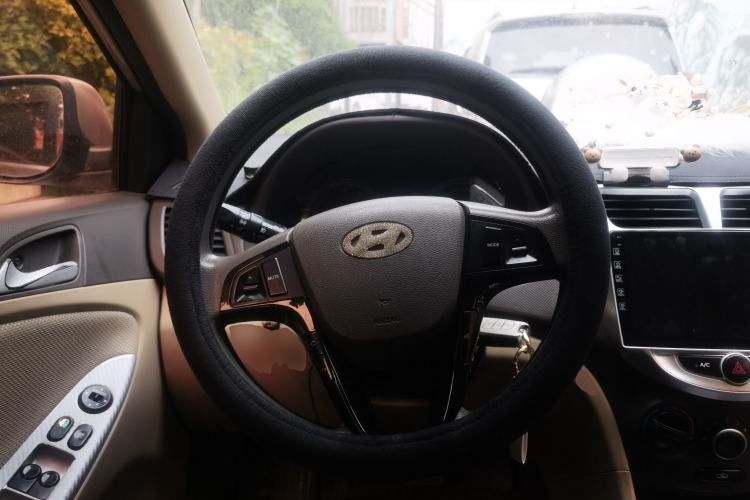 Used Hyundai Verna (older generation) 2011 Hatchback 1.4L Automatic Fashion GT Steering Wheel