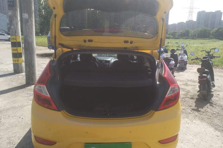 Used Hyundai Verna (older generation) 2011 Hatchback 1.4L Manual STYLE Model Trunk