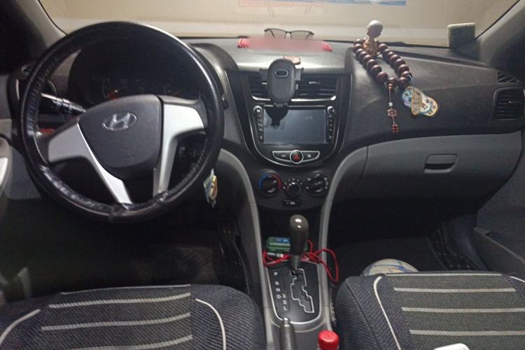 Used Hyundai Verna (older generation) 2013 Sedan 1.4L Automatic Standard GL Model Center Console