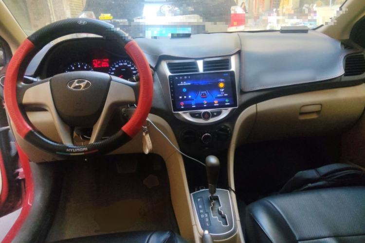 Used Hyundai Verna (older generation) 2013 Sedan 1.4L Automatic Standard GL Model Center Console