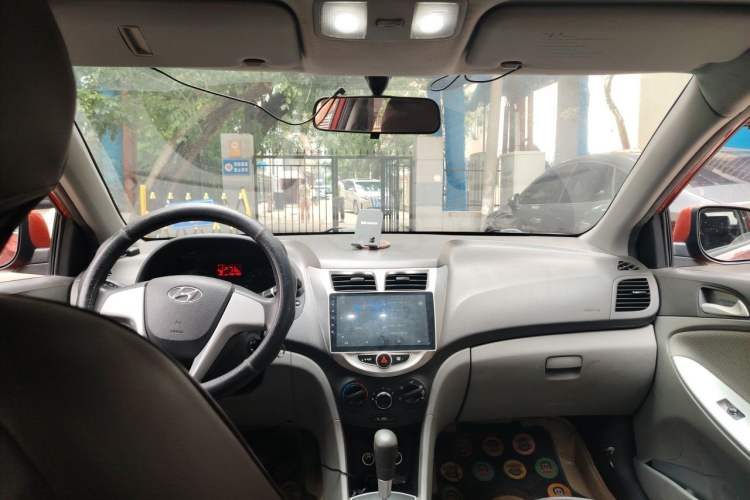 Used Hyundai Verna (older generation) 2013 Sedan 1.4L Automatic Standard GL Model Center Console