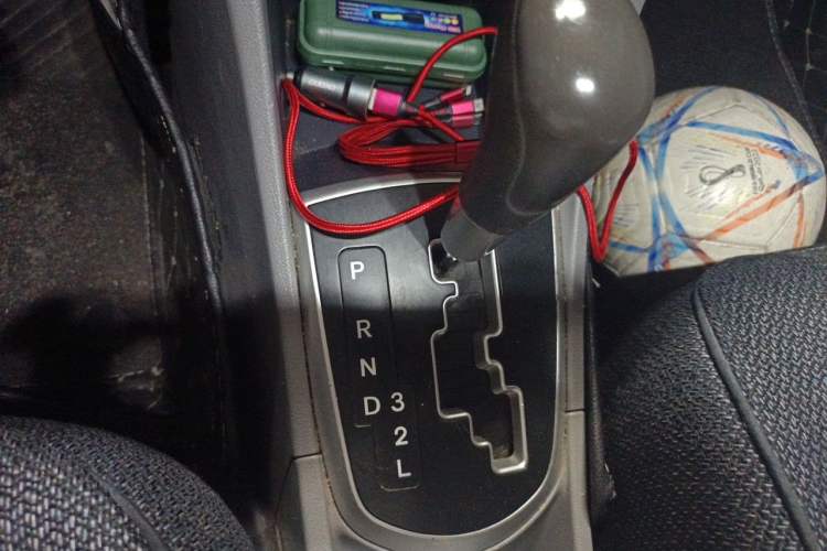 Used Hyundai Verna (older generation) 2013 Sedan 1.4L Automatic Standard GL Model Gear Lever