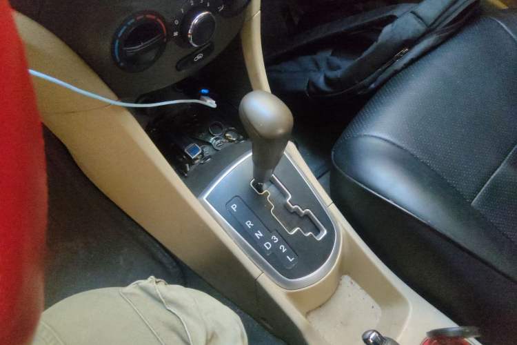 Used Hyundai Verna (older generation) 2013 Sedan 1.4L Automatic Standard GL Model Gear Lever