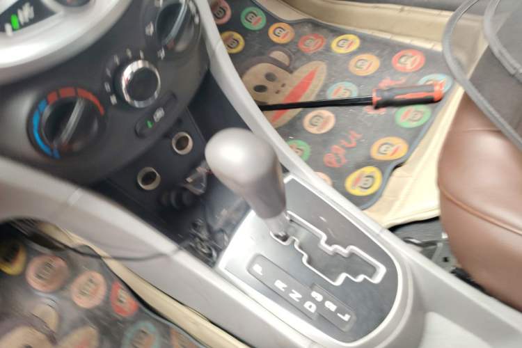 Used Hyundai Verna (older generation) 2013 Sedan 1.4L Automatic Standard GL Model Gear Lever