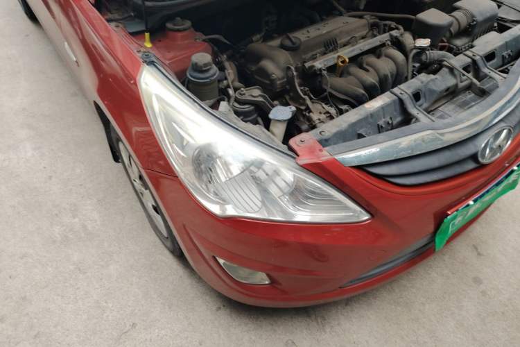 Used Hyundai Verna (older generation) 2013 Sedan 1.4L Automatic Standard GL Model Right Front Headlight
