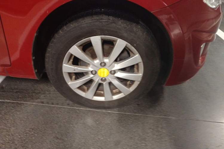 Used Hyundai Verna (older generation) 2013 Sedan 1.4L Automatic Standard GL Model Right Front Wheel Hub