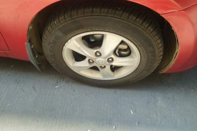Used Hyundai Verna (older generation) 2013 Sedan 1.4L Automatic Standard GL Model Right Front Wheel Hub