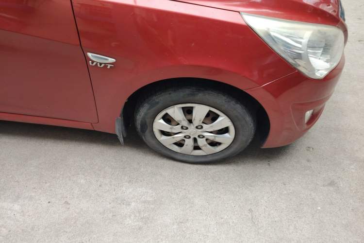 Used Hyundai Verna (older generation) 2013 Sedan 1.4L Automatic Standard GL Model Right Front Wheel Hub