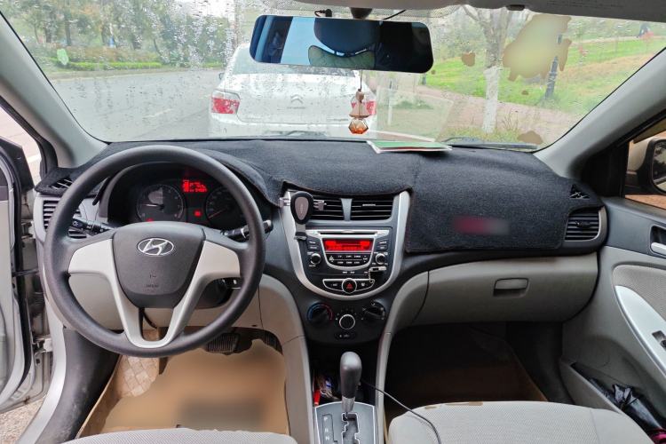 Used Hyundai Verna (older generation) 2013 Sedan 1.4L Automatic Standard GL Model Center Console
