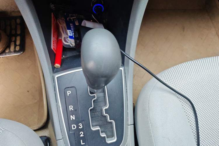 Used Hyundai Verna (older generation) 2013 Sedan 1.4L Automatic Standard GL Model Gear Lever