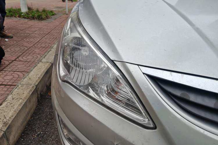 Used Hyundai Verna (older generation) 2013 Sedan 1.4L Automatic Standard GL Model Right Front Headlight