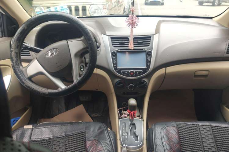 Used Hyundai Verna (older generation) 2013 Sedan 1.4L Automatic Standard GL Model Center Console