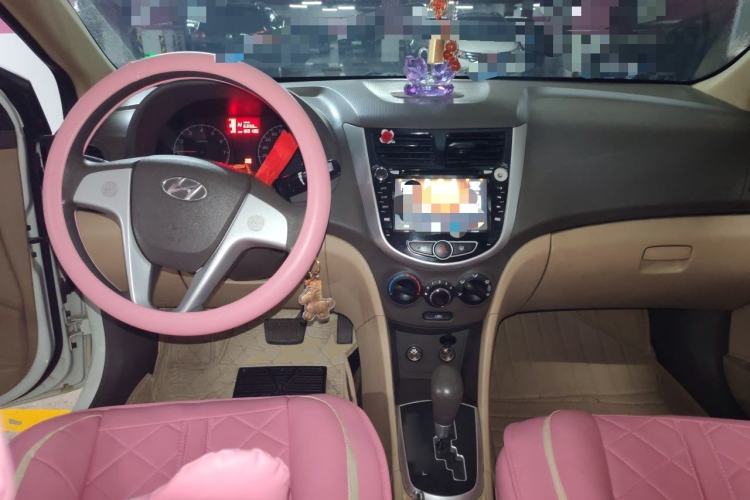 Used Hyundai Verna (older generation) 2013 Sedan 1.4L Automatic Standard GL Model Center Console