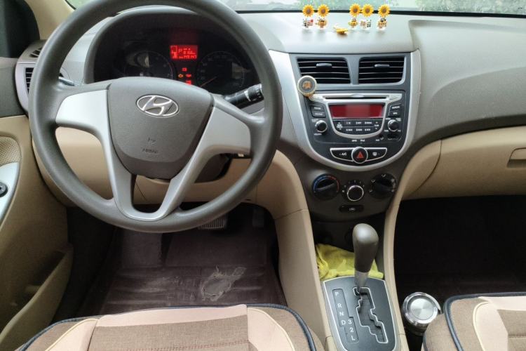 Used Hyundai Verna (older generation) 2013 Sedan 1.4L Automatic Standard GL Model Center Console