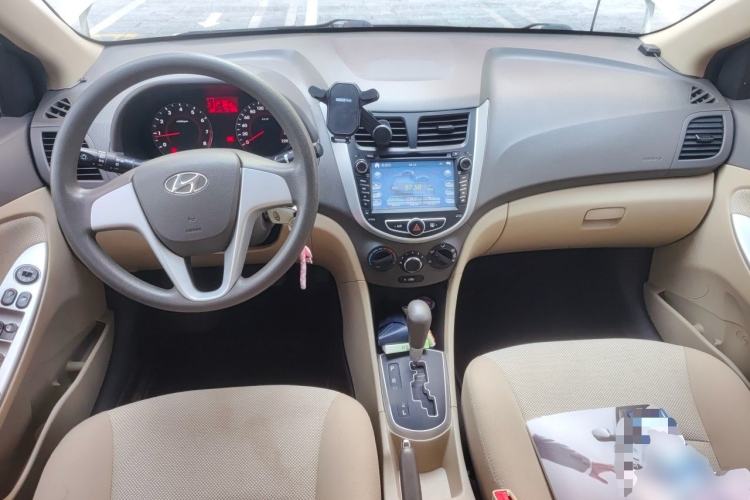 Used Hyundai Verna (older generation) 2013 Sedan 1.4L Automatic Standard GL Model Center Console