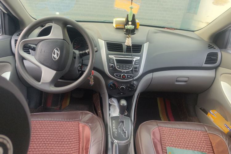 Used Hyundai Verna (older generation) 2013 Sedan 1.4L Automatic Standard GL Model Center Console