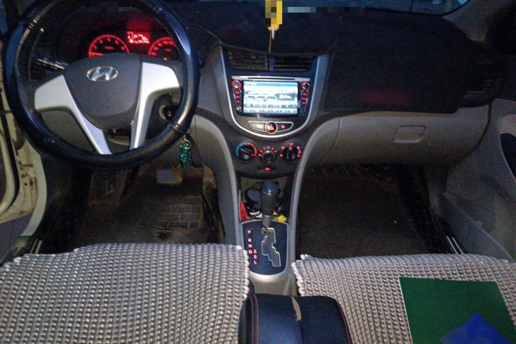 Used Hyundai Verna (older generation) 2013 Sedan 1.4L Automatic Standard GL Model Center Console