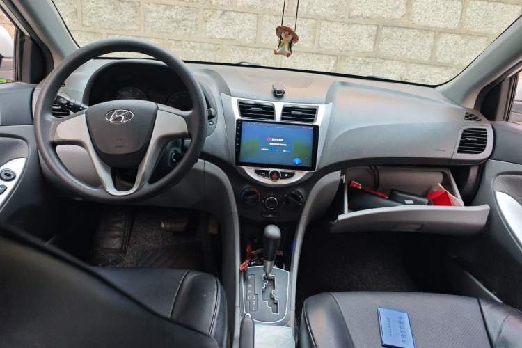 Used Hyundai Verna (older generation) 2013 Sedan 1.4L Automatic Standard GL Model Center Console
