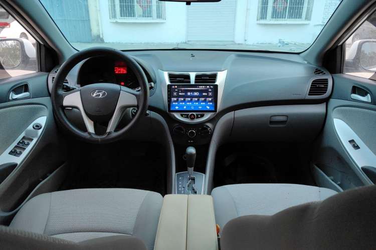 Used Hyundai Verna (older generation) 2013 Sedan 1.4L Automatic Standard GL Model Center Console