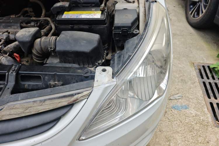 Used Hyundai Verna (older generation) 2013 Sedan 1.4L Automatic Standard GL Model Engine Bay Left