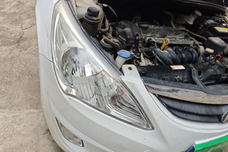 Used Hyundai Verna (older generation) 2013 Sedan 1.4L Automatic Standard GL Model Engine Bay Right