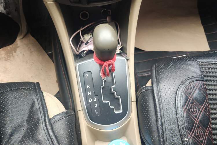 Used Hyundai Verna (older generation) 2013 Sedan 1.4L Automatic Standard GL Model Gear Lever