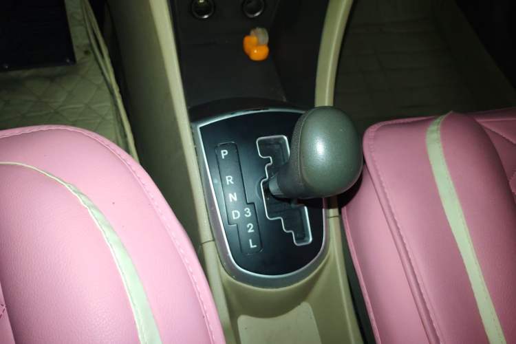 Used Hyundai Verna (older generation) 2013 Sedan 1.4L Automatic Standard GL Model Gear Lever