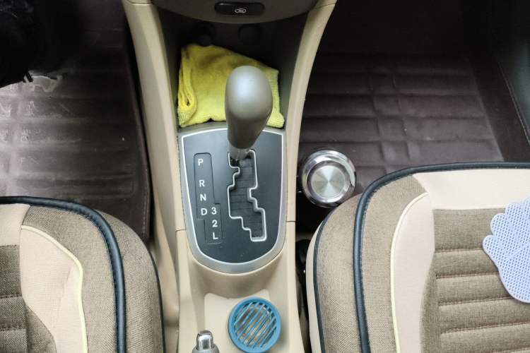 Used Hyundai Verna (older generation) 2013 Sedan 1.4L Automatic Standard GL Model Gear Lever