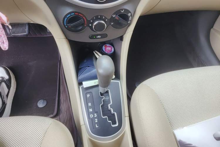 Used Hyundai Verna (older generation) 2013 Sedan 1.4L Automatic Standard GL Model Gear Lever