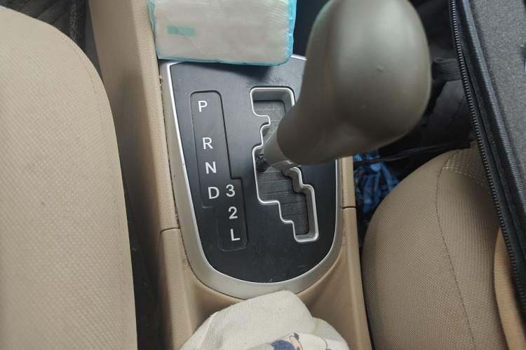 Used Hyundai Verna (older generation) 2013 Sedan 1.4L Automatic Standard GL Model Gear Lever