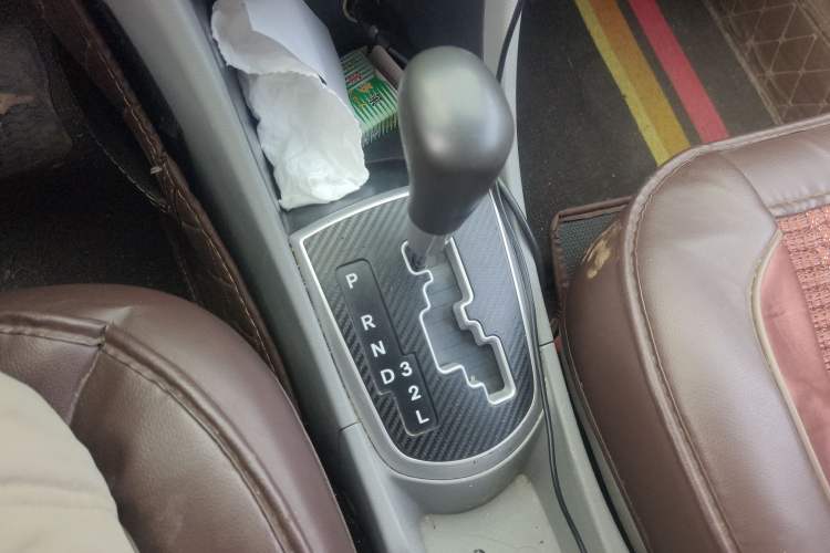 Used Hyundai Verna (older generation) 2013 Sedan 1.4L Automatic Standard GL Model Gear Lever