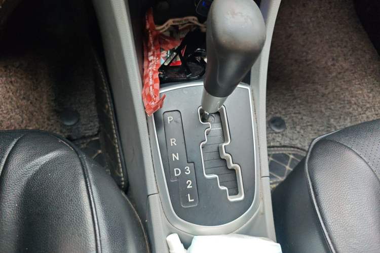 Used Hyundai Verna (older generation) 2013 Sedan 1.4L Automatic Standard GL Model Gear Lever