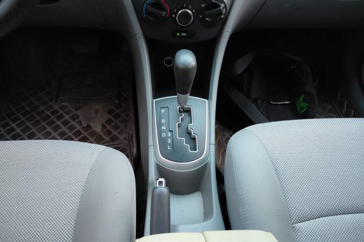 Used Hyundai Verna (older generation) 2013 Sedan 1.4L Automatic Standard GL Model Gear Lever