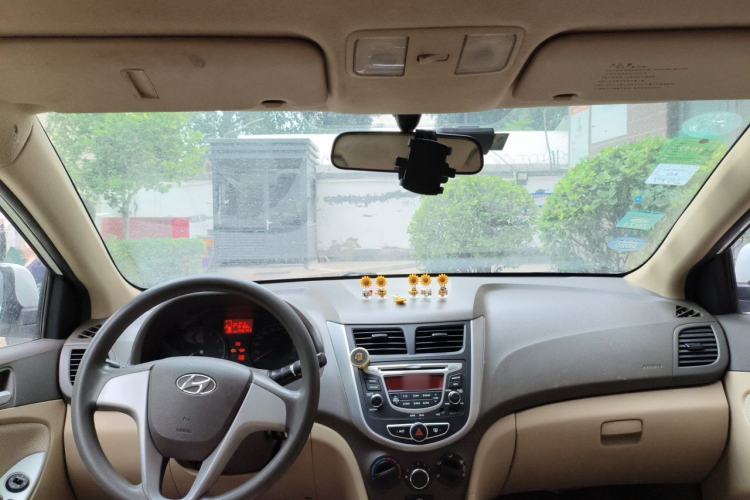 Used Hyundai Verna (older generation) 2013 Sedan 1.4L Automatic Standard GL Model Headliner