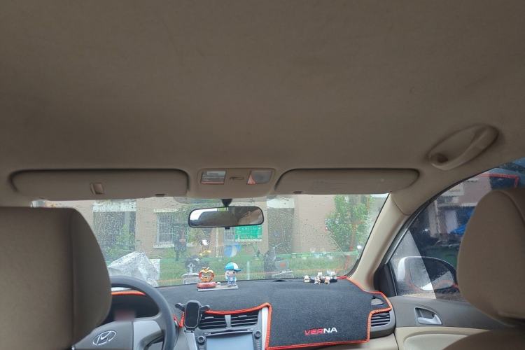 Used Hyundai Verna (older generation) 2013 Sedan 1.4L Automatic Standard GL Model Headliner