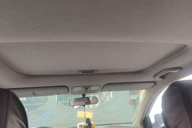 Used Hyundai Verna (older generation) 2013 Sedan 1.4L Automatic Standard GL Model Headliner