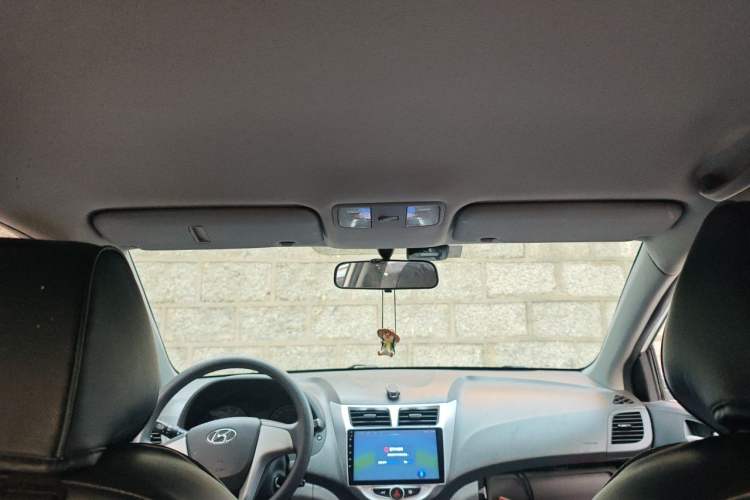 Used Hyundai Verna (older generation) 2013 Sedan 1.4L Automatic Standard GL Model Headliner