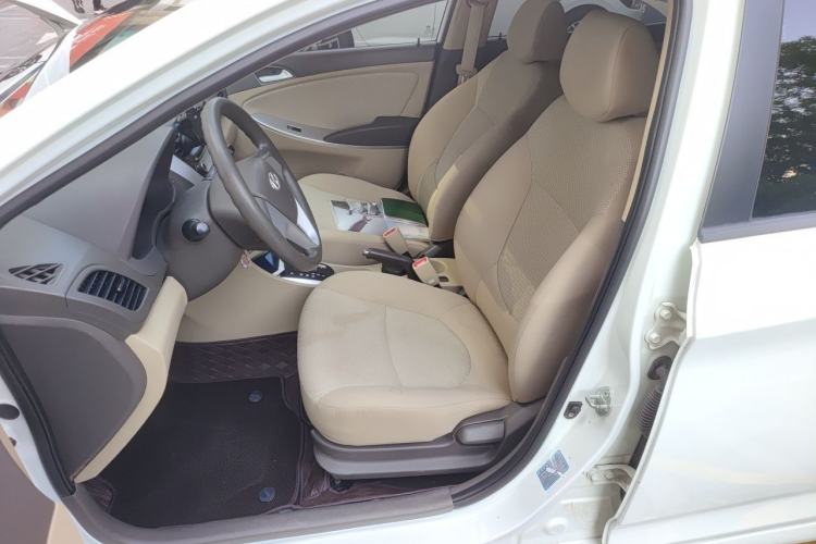 Used Hyundai Verna (older generation) 2013 Sedan 1.4L Automatic Standard GL Model Left Front Seat
