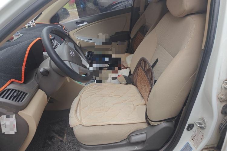 Used Hyundai Verna (older generation) 2013 Sedan 1.4L Automatic Standard GL Model Left Front Seat