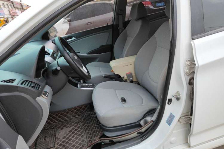 Used Hyundai Verna (older generation) 2013 Sedan 1.4L Automatic Standard GL Model Left Front Seat