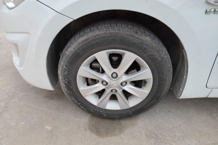 Used Hyundai Verna (older generation) 2013 Sedan 1.4L Automatic Standard GL Model Left Front Wheel Hub