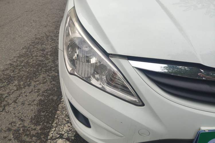 Used Hyundai Verna (older generation) 2013 Sedan 1.4L Automatic Standard GL Model Right Front Headlight