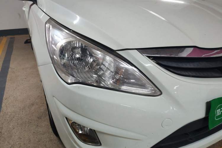 Used Hyundai Verna (older generation) 2013 Sedan 1.4L Automatic Standard GL Model Right Front Headlight
