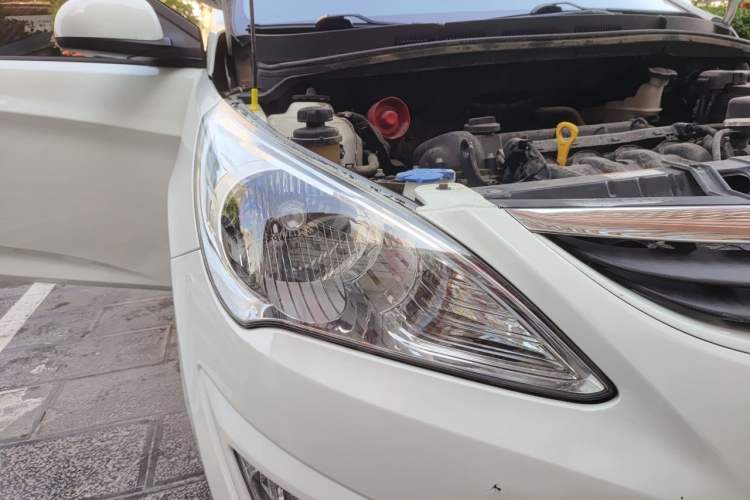 Used Hyundai Verna (older generation) 2013 Sedan 1.4L Automatic Standard GL Model Right Front Headlight