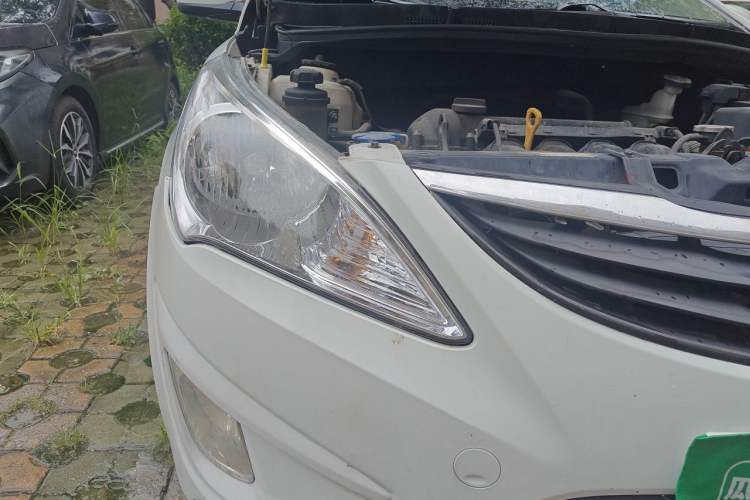 Used Hyundai Verna (older generation) 2013 Sedan 1.4L Automatic Standard GL Model Right Front Headlight